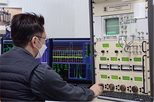 加速器質量分析計のコントロールパネル操作卓